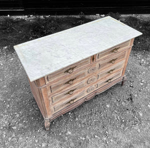 ANTIQUE 19th CENTURY FRENCH ORNATE LIMED OAK & MARBLE TOPPED CHEST OF DRAWERS, c1900