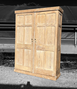 ANTIQUE LARGE 19th CENTURY ENGLISH PINE HOUSEKEEPERS CUPBOARD, c1900