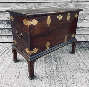 ANTIQUE 19TH CENTURY MAHOGANY ANGLO INDIAN BRASS MOUNTED CAMPAIGN TRUNK, C1900