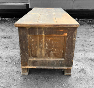 LARGE ANTIQUE 19TH CENTURY FRENCH RUSTIC PINE BLANKET / STORAGE BOX, C1900