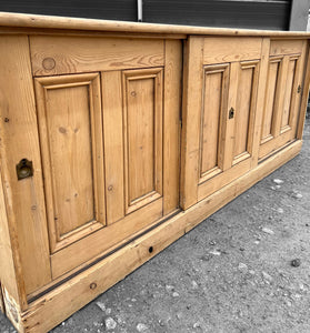 ANTIQUE 19th CENTURY ENGLISH PINE SLIDING DOOR SIDEBOARD DRESSER BASE, c1900