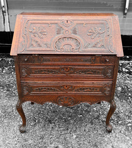 ANTIQUE 20th CENTURY FRENCH ORNATE OAK BUREAU, c1920