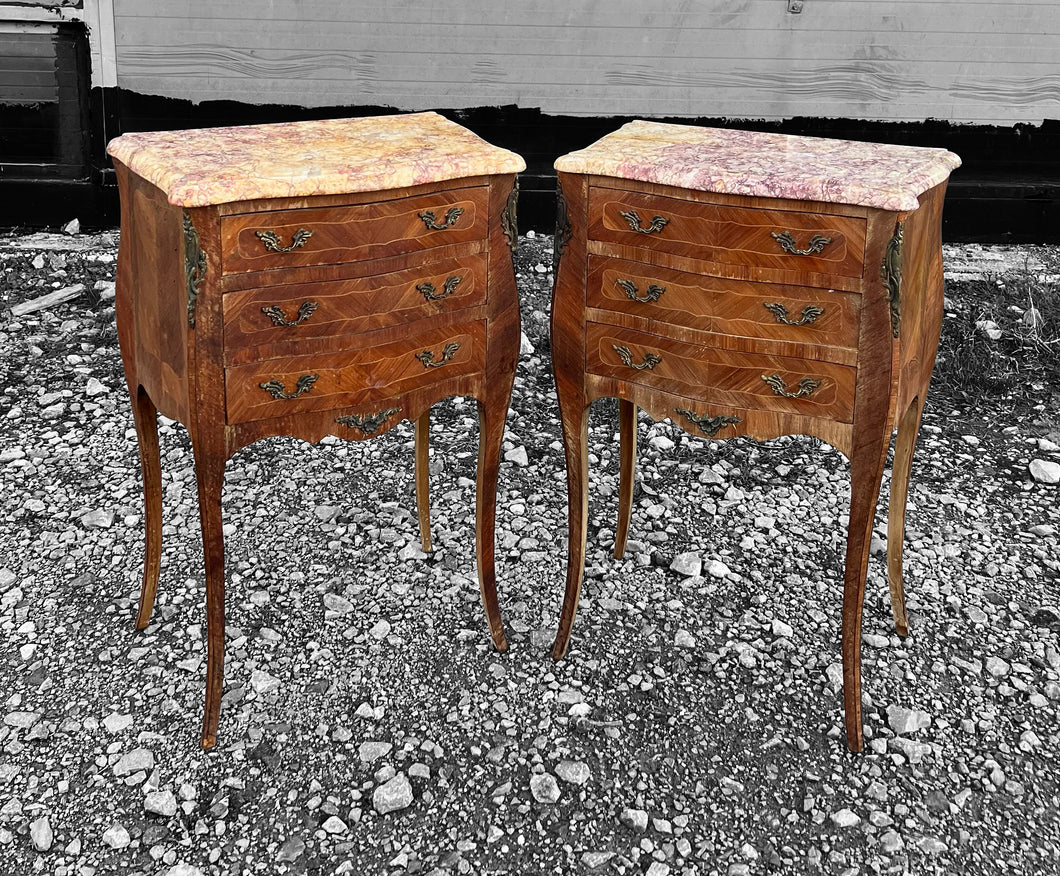 ANTIQUE 20th CENTURY FRENCH ORNATE PAIR OF MARBLE TOPPED BEDSIDE TABLES, c1920