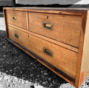 ANTIQUE 19TH CENTURY ENGLISH PINE CAMPAIGN MILITARY CHEST OF DRAWERS, C1900