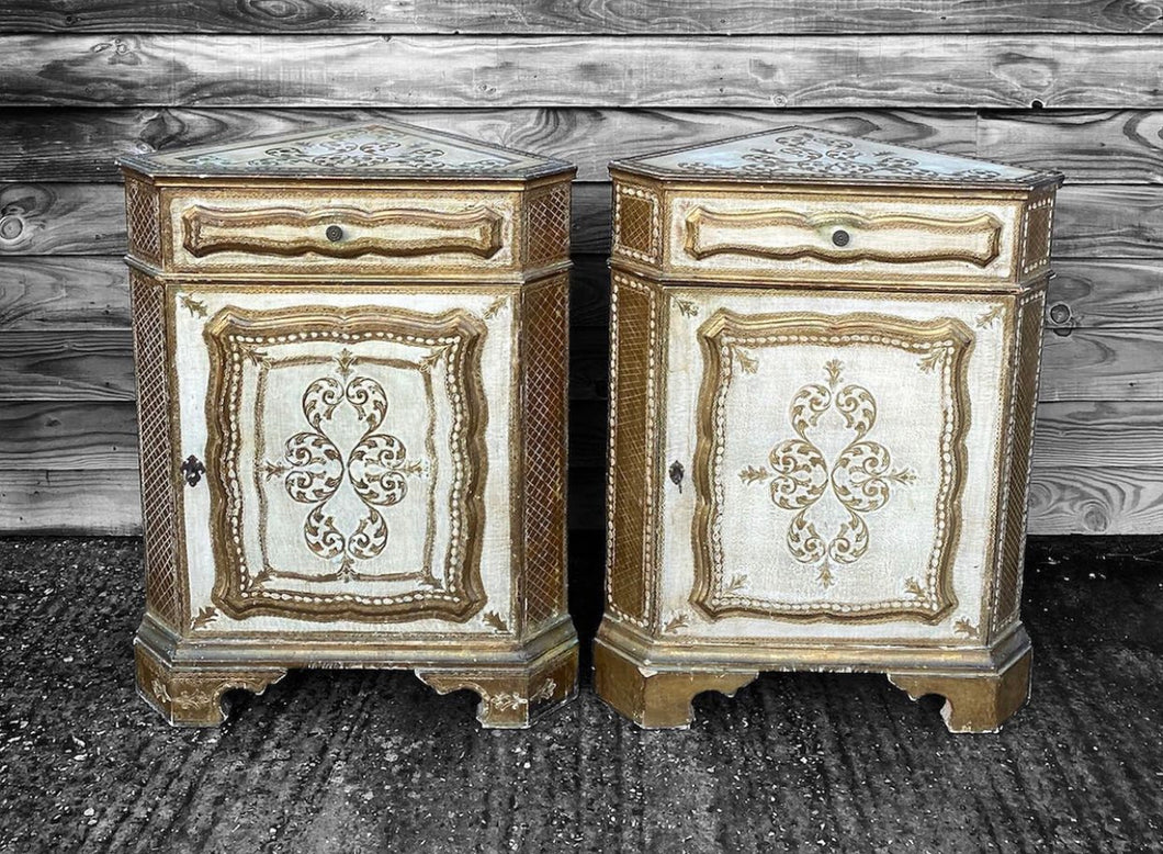 ANTIQUE 20TH CENTURY PAIR OF ITALIAN GILT FLORENTINE CORNER CUPBOARDS, C1920