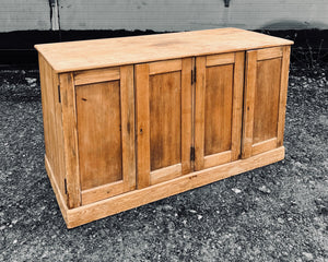 ANTIQUE 19th CENTURY ENGLISH RUSTIC PINE KITCHEN SIDEBOARD, c1900