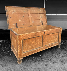 LARGE ANTIQUE 19TH CENTURY FRENCH RUSTIC PINE BLANKET / STORAGE BOX, C1900