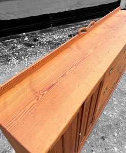 LARGE ANTIQUE 19th CENTURY ENGLISH PITCH PINE SIDEBOARD, c1900