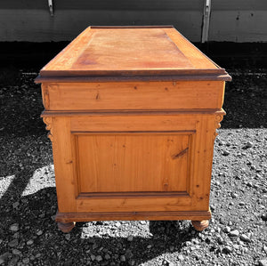 LARGE ANTIQUE 19TH CENTURY FRENCH ORNATE RUSTIC PINE & LEATHER TOPPED DESK, C1900